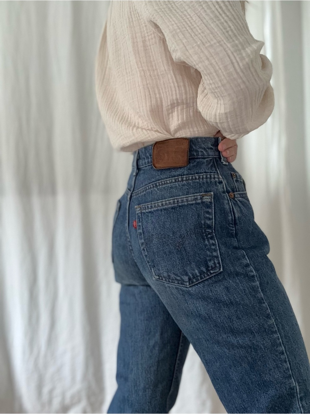 Vintage 1990s Levi’s 531 mid blue faded dark wash high rise tapered leg - Picture 4 of 13